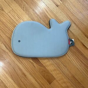Skiphop whale bath time knee pad